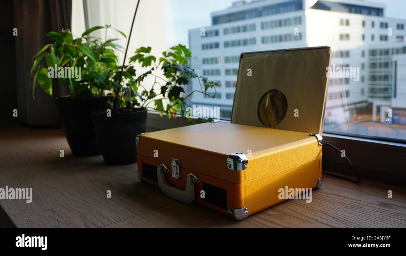 Valigia di colore giallo Foto Stock