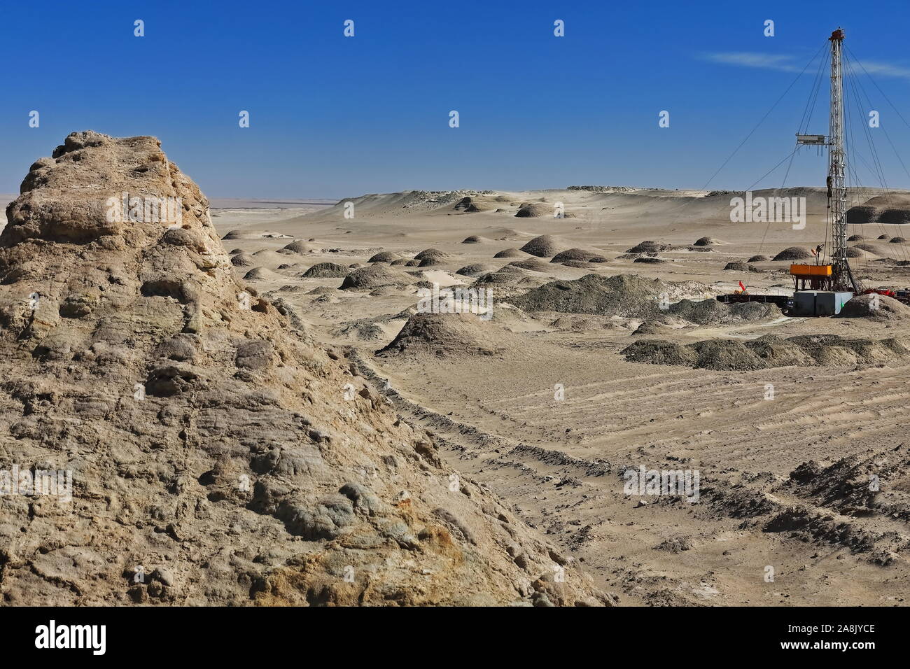 Pozzo di petrolio fra yardangs-vento arrotondato eroso le superfici di roccia. Qaidam Desert-Qinghai-China-0565 Foto Stock