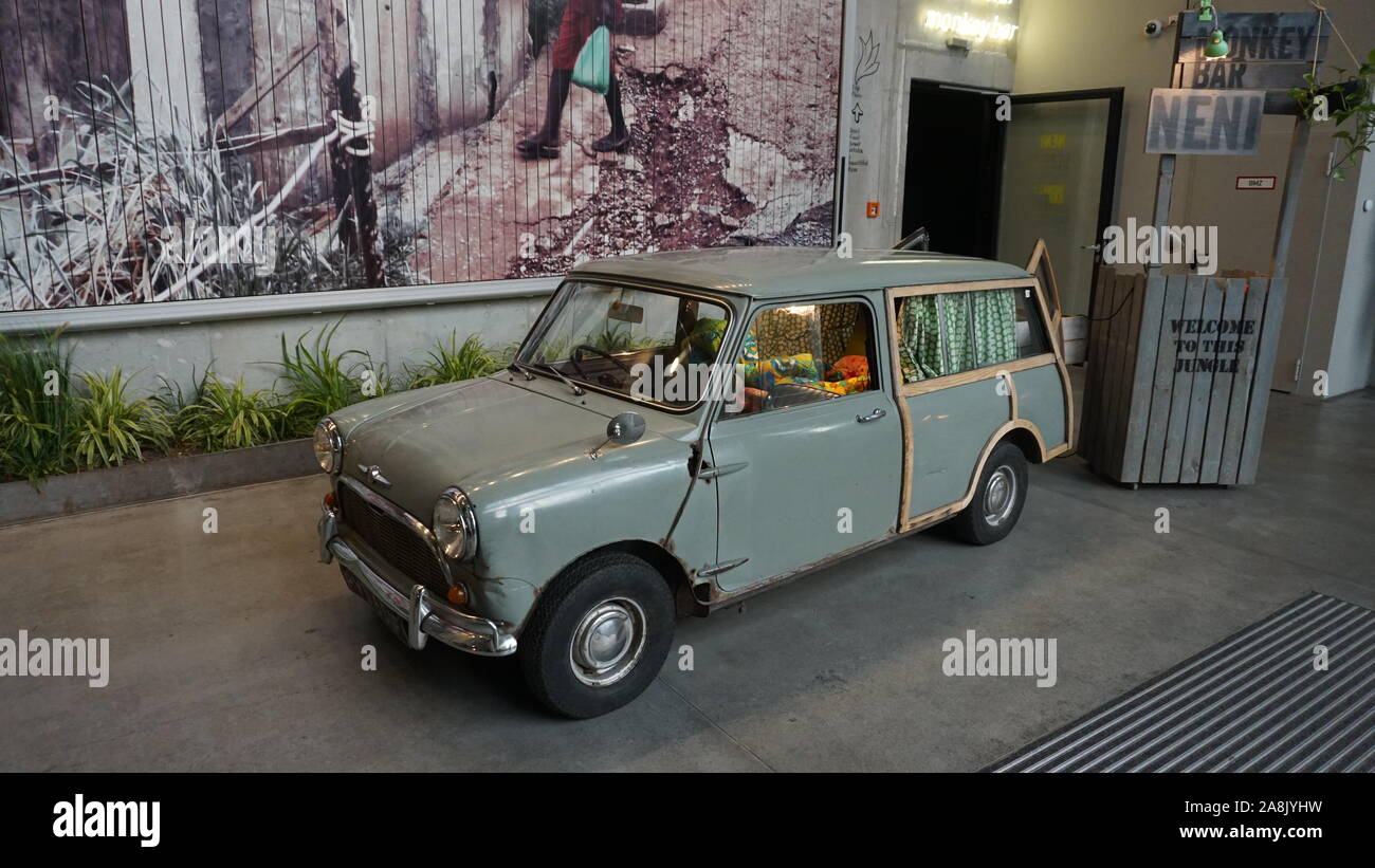 Nizza Trabi (Trabant) vettura della Repubblica democratica tedesca mostrato a Berlino Foto Stock