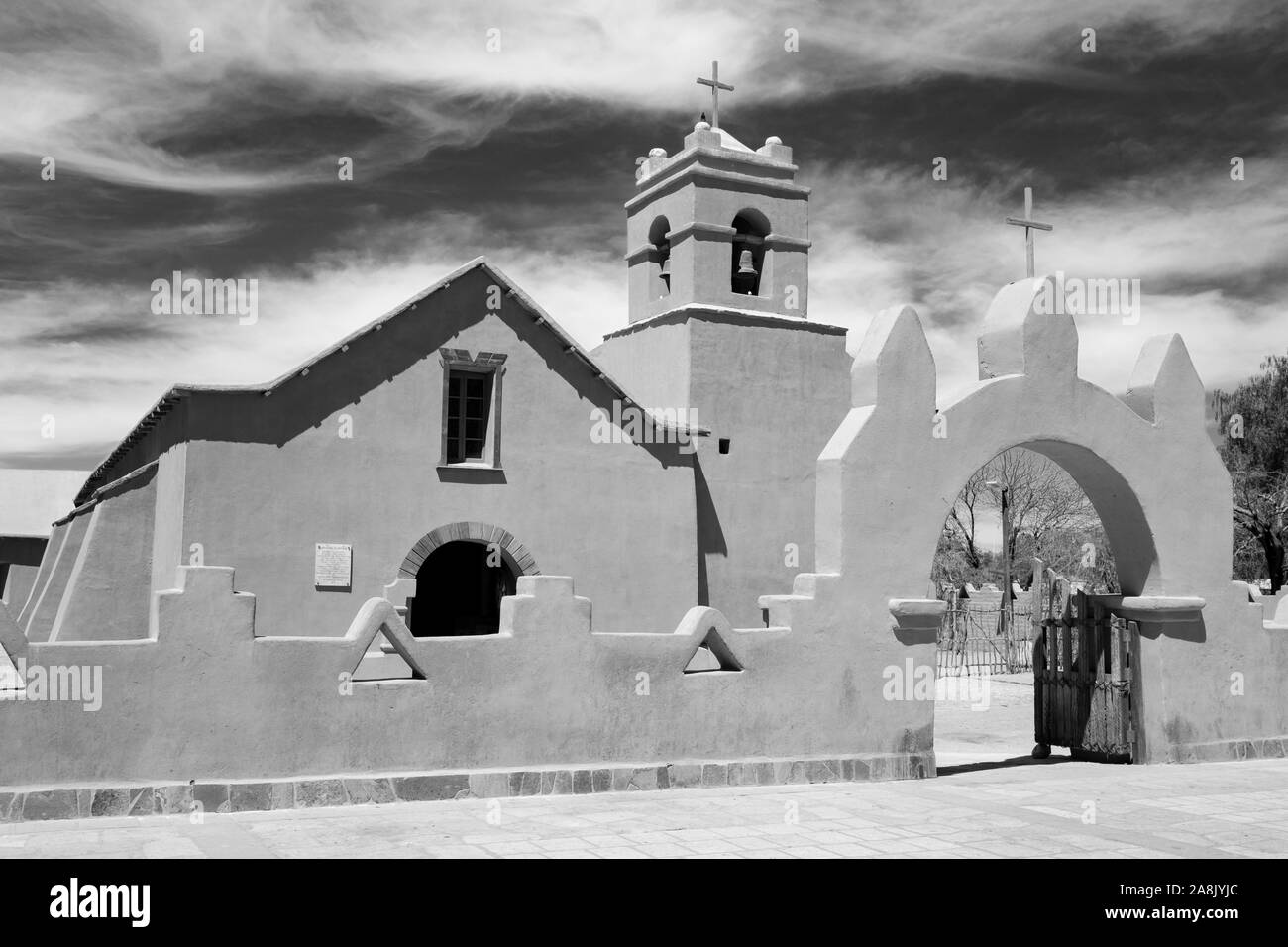 Adobe vecchia chiesa di San Pedro de Atacama, Cile nel classico bianco e nero Foto Stock