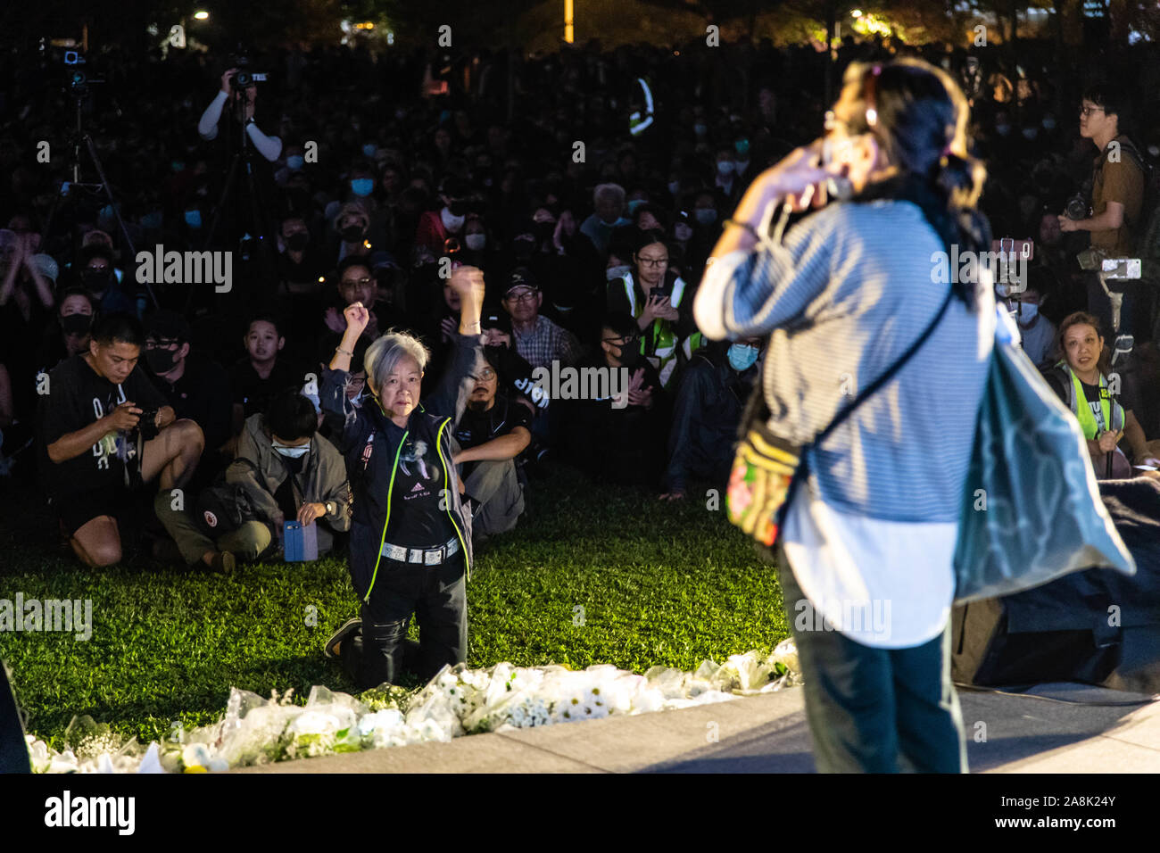 Una donna che prega durante la cerimonia commemorativa.entrando nel quinto mese di disordini civili, manifestanti assistere ad una cerimonia in memoria di un manifestante scomparso giorni fa. I discorsi e le preghiere sono state date da organizzatori di eventi. I dimostranti hanno cantato brani cantati slogan e ha continuato a chiedere per le cinque richieste che devono essere soddisfatte. Foto Stock