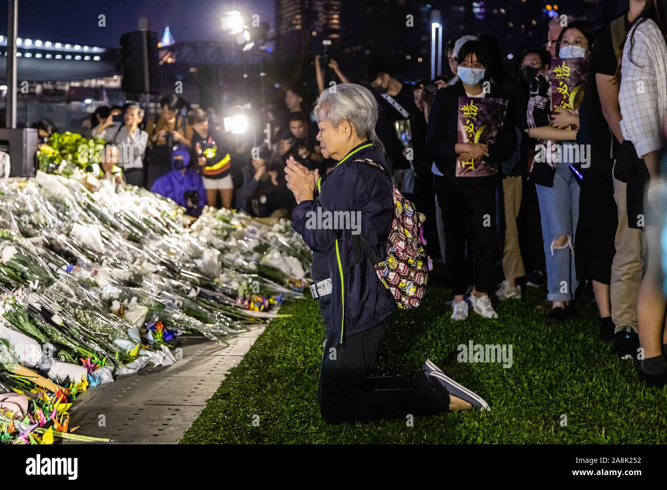 Una donna che prega durante la cerimonia commemorativa.entrando nel quinto mese di disordini civili, manifestanti assistere ad una cerimonia in memoria di un manifestante scomparso giorni fa. I discorsi e le preghiere sono state date da organizzatori di eventi. I dimostranti hanno cantato brani cantati slogan e ha continuato a chiedere per le cinque richieste che devono essere soddisfatte. Foto Stock