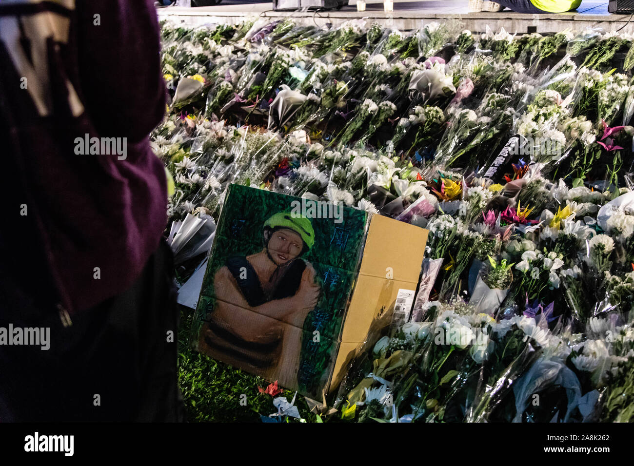 Un ritratto del manifestante scomparso giace sul terreno durante la cerimonia di commemorazione.entrando nel quinto mese di disordini civili, manifestanti assistere ad una cerimonia in memoria di un manifestante scomparso giorni fa. I discorsi e le preghiere sono state date da organizzatori di eventi. I dimostranti hanno cantato brani cantati slogan e ha continuato a chiedere per le cinque richieste che devono essere soddisfatte. Foto Stock