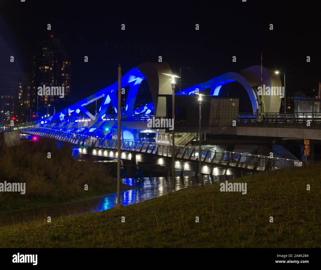 Il nuovo bellissimo Johnson Street Bridge in downtown Victoria, BC, Canada, di notte. Foto Stock