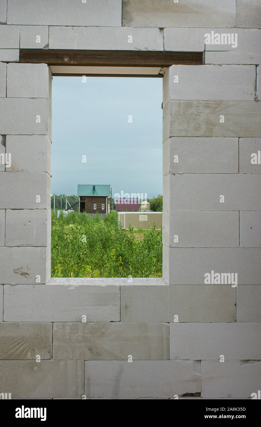 La vista dalla finestra della casa in costruzione per la zona circostante Foto Stock