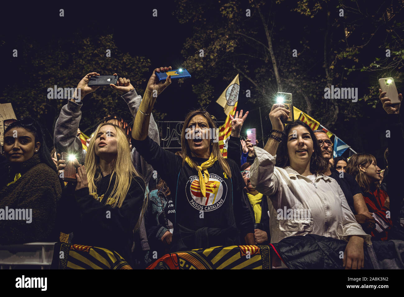 Barcellona, Spagna. 9 Novembre, 2019: Catalano separatisti gridare slogan che protestavano la decisione della Corte suprema verdetto contro 9 leader catalano oltre il loro ruolo in un bandito referendum sulla secessione nel mese di ottobre del 2017 durante un concerto organizzato dalla "Tsunami" democratico come un atto di disobbedienza civile contro la Commissione elettorale centrale durante il silenzio elettorale il giorno prima di una elezione generale. Foto Stock