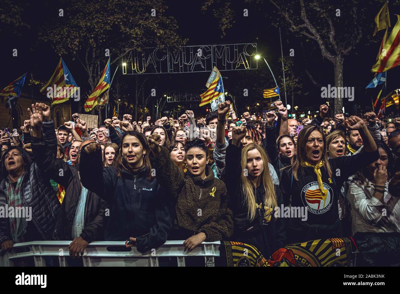 Barcellona, Spagna. 9 Novembre, 2019: Catalano separatisti gridare slogan che protestavano la decisione della Corte suprema verdetto contro 9 leader catalano oltre il loro ruolo in un bandito referendum sulla secessione nel mese di ottobre del 2017 durante un concerto organizzato dalla "Tsunami" democratico come un atto di disobbedienza civile contro la Commissione elettorale centrale durante il silenzio elettorale il giorno prima di una elezione generale. Foto Stock