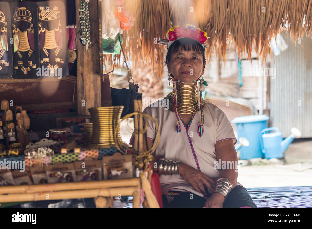 Un collo lungo la donna o Paduang, parte della tribù Karen in Thailandia del Nord in un tradizionale hill tribe village. Foto Stock