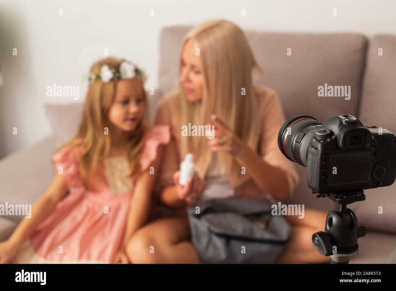 Famiglia nel salotto di casa, con registrazione rendendo blogger video telecamera per il loro blog stare insieme il concetto di rilassamento, la messa a fuoco della fotocamera Foto Stock