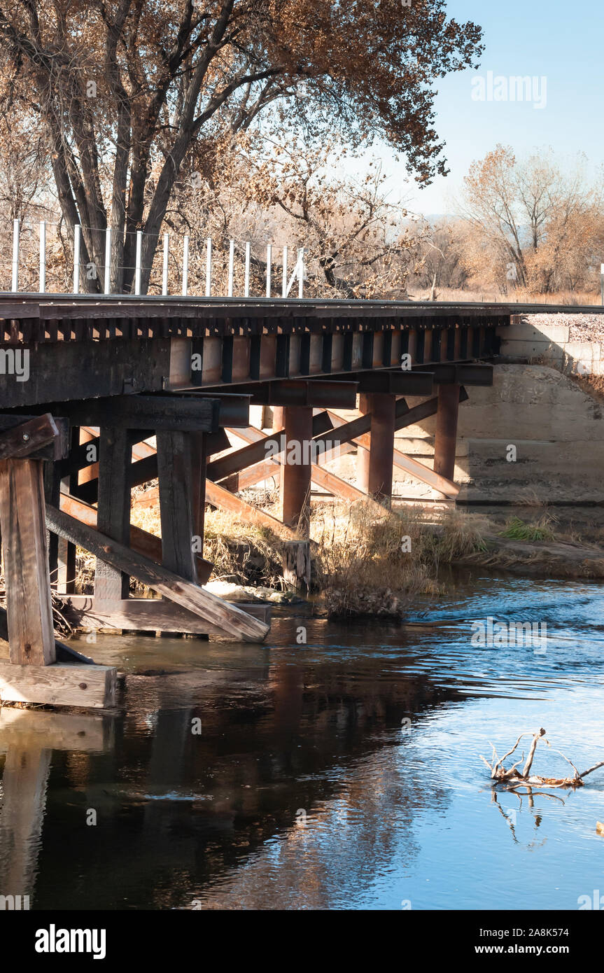 Ponte ferroviario oltre la Cache La Poudre river Foto Stock