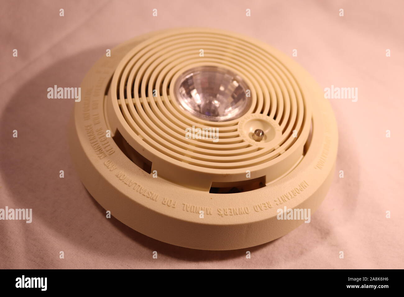 Un vecchio primo avviso modello SA125C Detetor fumo Foto Stock