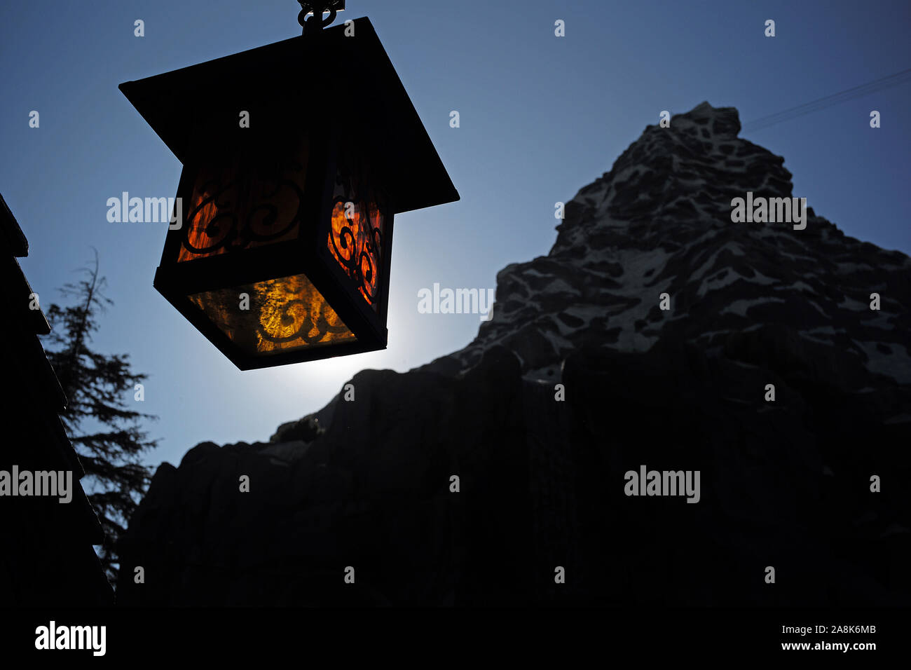Una lanterna pende presso la linea vicino all'ingresso a Disneyland Matterhorn bob ride. Foto Stock