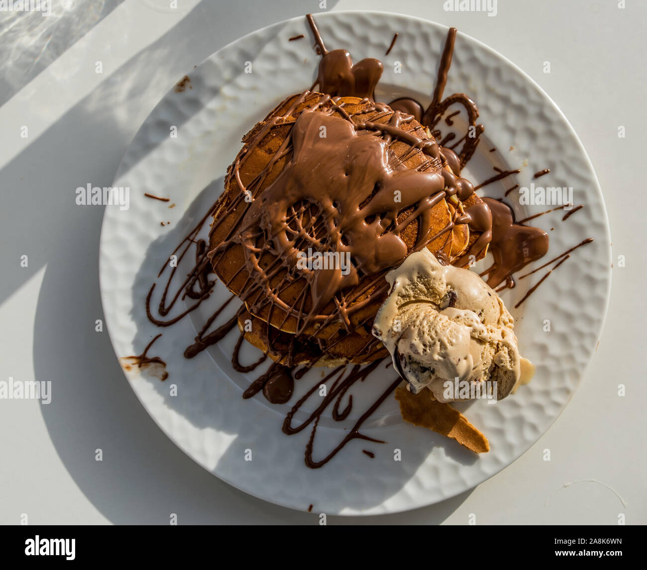 Frittelle con chocolata e un scoup di gelato, vista dall'alto Foto Stock