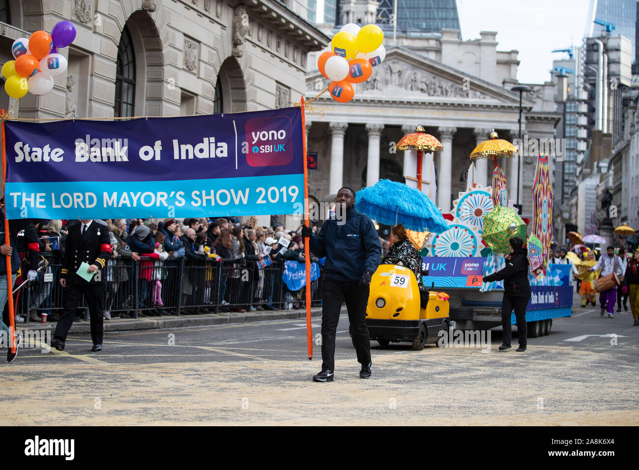 Gli artisti interpreti o esecutori dalla banca di stato dell India prendere parte nel signore sindaco di mostrare nella città di Londra. Foto di PA. Picture Data: Sabato 9 novembre 2019. Foto di credito dovrebbe leggere: Aaron Chown/PA FILO Foto Stock
