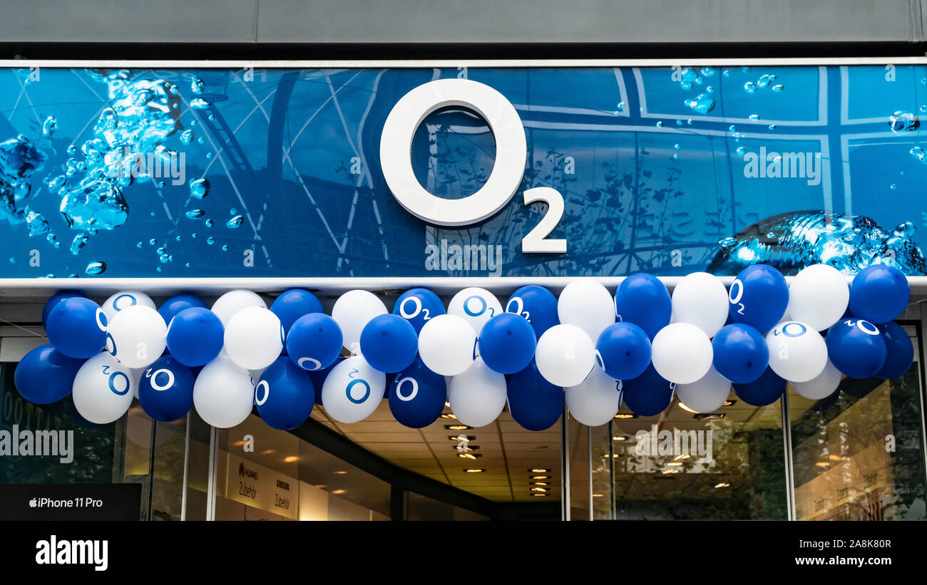 Francoforte sul Meno, Germania - 5 ottobre 2019: l'O2 logo aziendale con palloncini sopra l'entrata di uno dei loro negozi nel centro della città di Francoforte sul Meno. Foto Stock