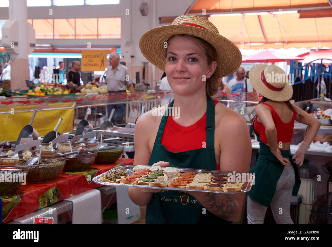 Bella ragazza con vassoio di tartine mercato coperto Cannes Costa Azzurra Francia Foto Stock
