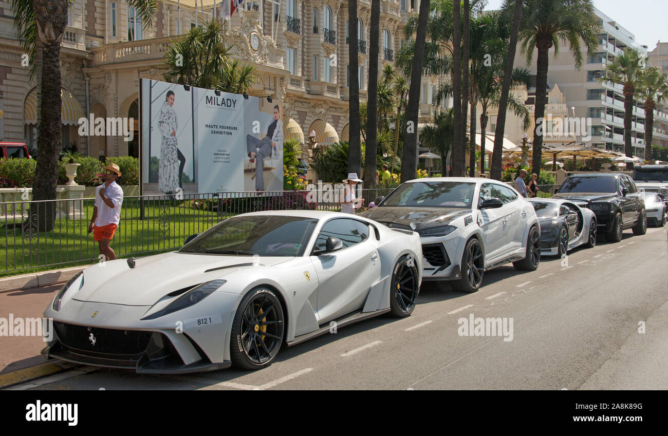 Riga di super automobili parcheggiate fuori Carlton Hotel Cannes Costa Azzurra Francia Foto Stock