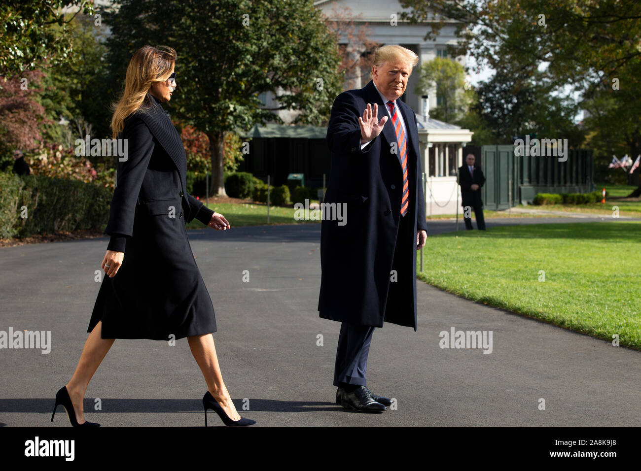 Washington DC, Stati Uniti d'America. 09Nov, 2019. Il presidente statunitense Trump (R) onde accanto alla First Lady Melania Trump (L) come camminano aross il South Lawn della Casa Bianca di discostarsi dalla Marine uno in Washington, DC, Stati Uniti d'America, 09 novembre 2019. Il Presidente e la First Lady parteciperanno ad una associazione atletica collegiale nazionale (NCAA) partita di calcio tra Alabama e la Louisiana State University di Tuscaloosa, Alabama; esse rimarranno in New York City attraverso i veterani giorno. Credito: MediaPunch Inc/Alamy Live News Foto Stock