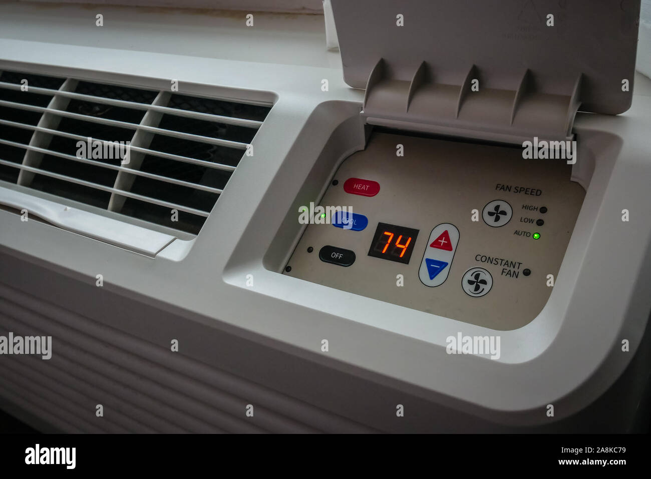 North American pannello di controllo temperatura fissata per il condizionatore d'aria in un hotel vecchio display camera 74F Foto Stock