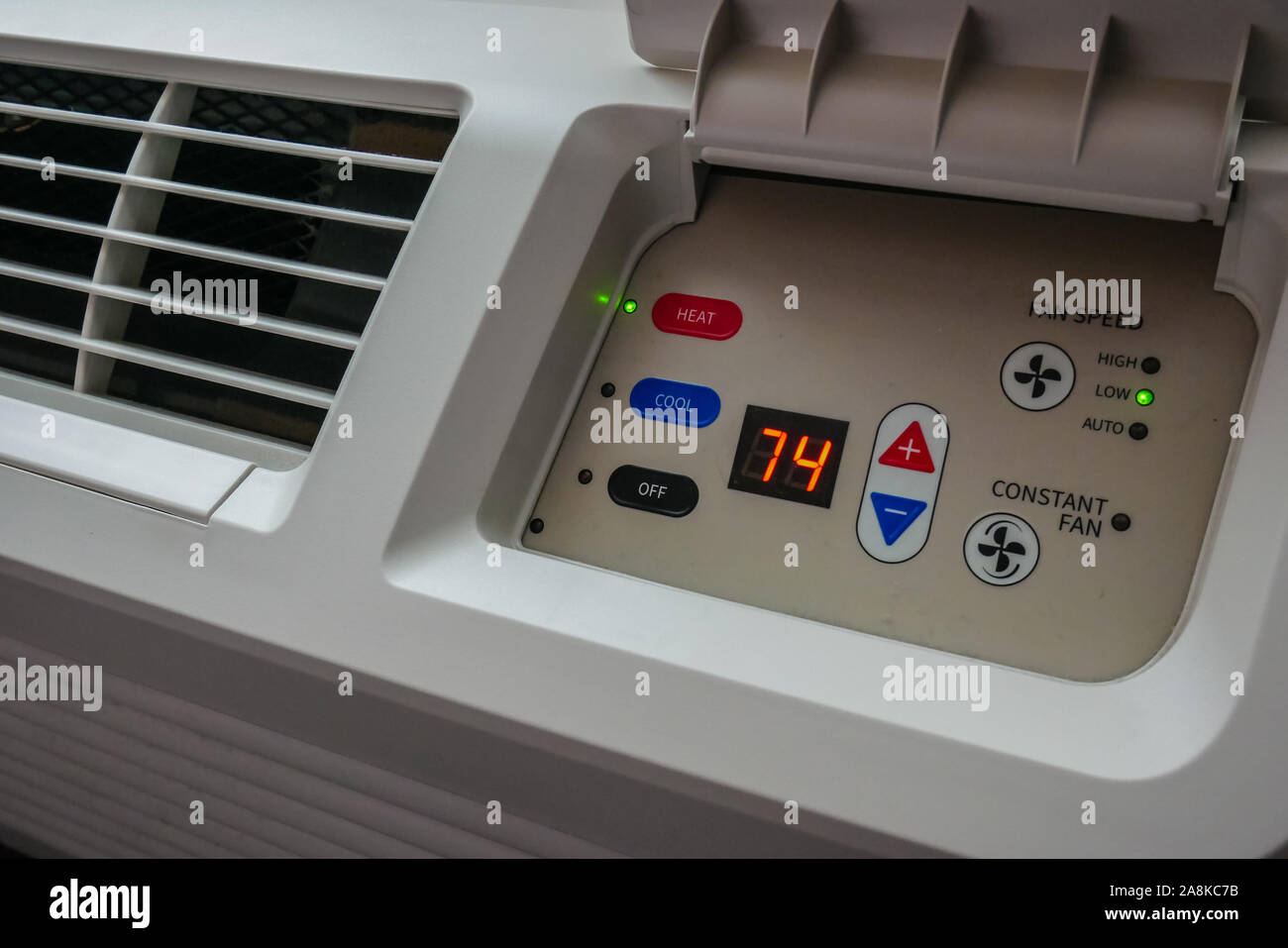 North American pannello di controllo temperatura attaccato all'unità di riscaldamento in un vecchio hotel display camera 74F Foto Stock