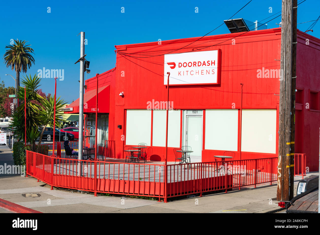 Cucine DoorDash storefront. Cucine DoorDash è condivisa ghost modello cucina dell'on-demand preparati alimentari servizio di consegna Foto Stock