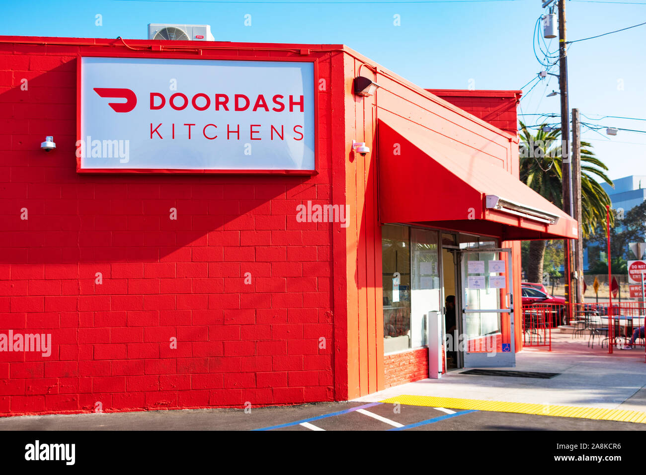 Cucine DoorDash storefront. Cucine DoorDash è condivisa ghost modello cucina dell'on-demand preparati alimentari servizio di consegna Foto Stock