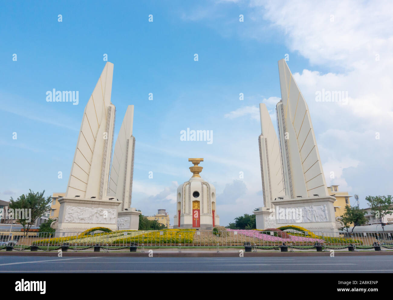 La democrazia monumento con il cielo blu a Bangkok, in Thailandia Foto Stock