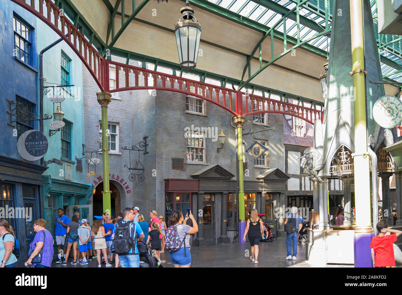 Diagon Alley persone camminare dentro il mondo di Wizarding di Harry Potter, Universal Studios, Orlando, Florida, Stati Uniti d'America Foto Stock