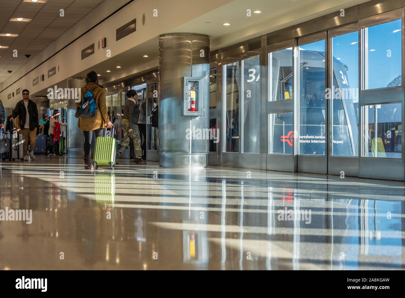 ATL SkyTrain at Atlanta International Airport Terminal Nazionale si collega l'aria ai viaggiatori di noleggio auto, hotel aeroporto e un centro di convenzione. Foto Stock