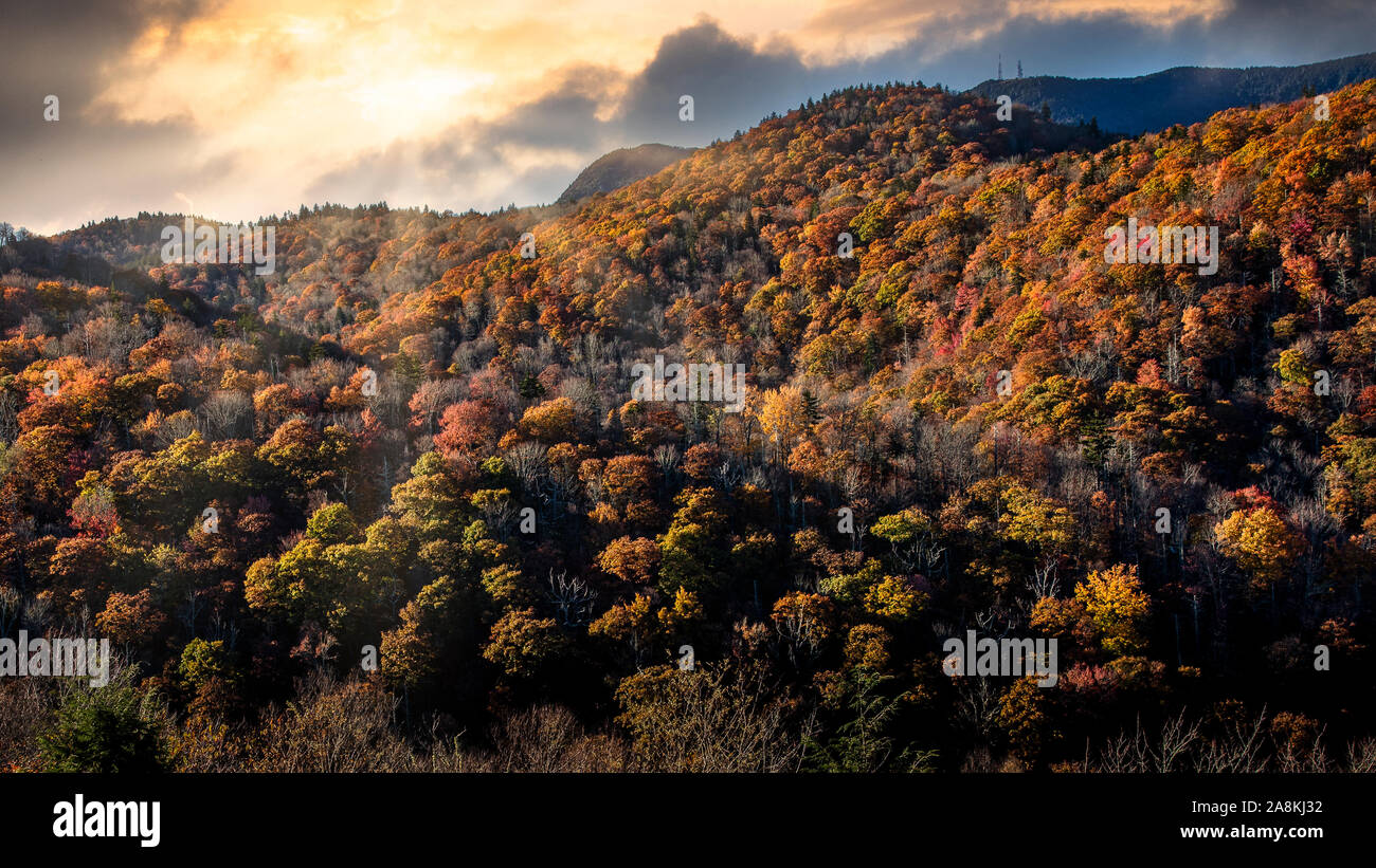 Sunrise drammatica con raggi del sole in Blue Ridge Parkway Foto Stock