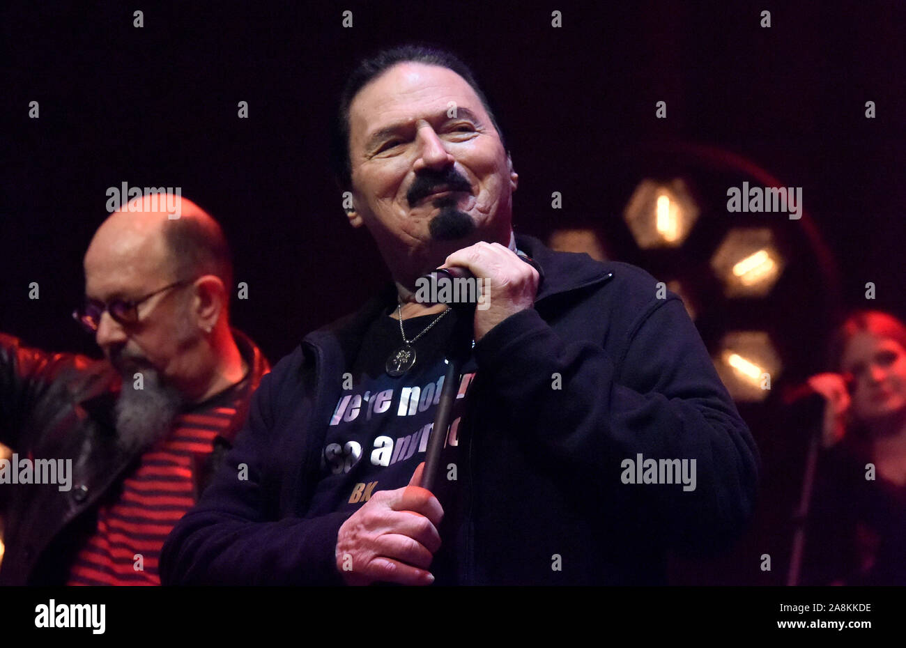 Monaco di Baviera, Germania. 07 Nov, 2019. Il musicista Bobby Kimball appare in un concerto di anime gemelle Mandoki nel Cirkus-Krone-bau. Credito: Felix Hörhager/dpa/Alamy Live News Foto Stock