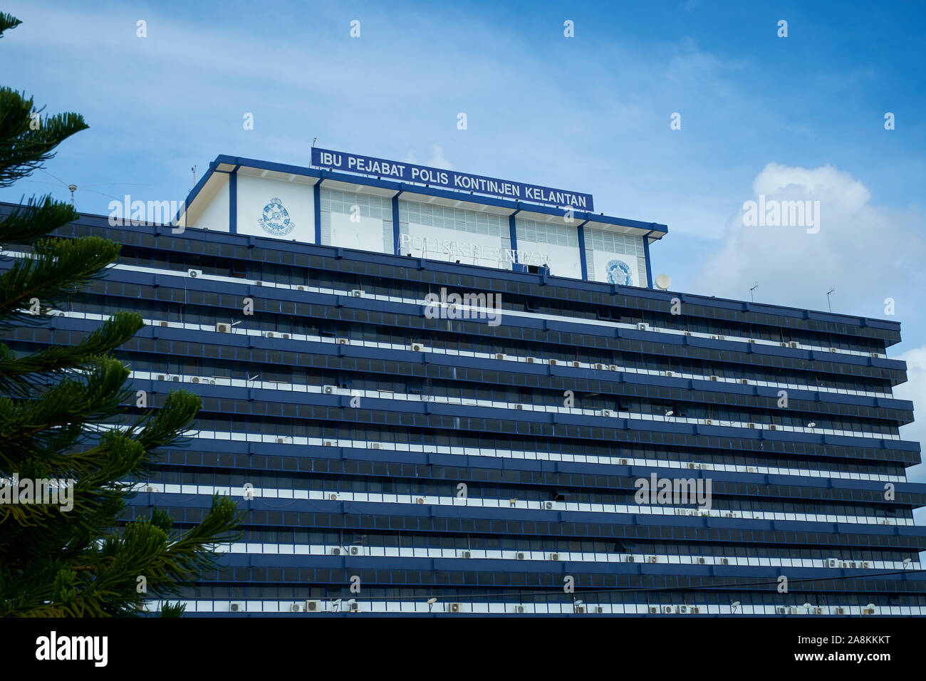 Guardando alla principale stazione di polizia, costruito in uno stile internazionale. In Kota Bharu, Kelantan, Malaysia. Foto Stock