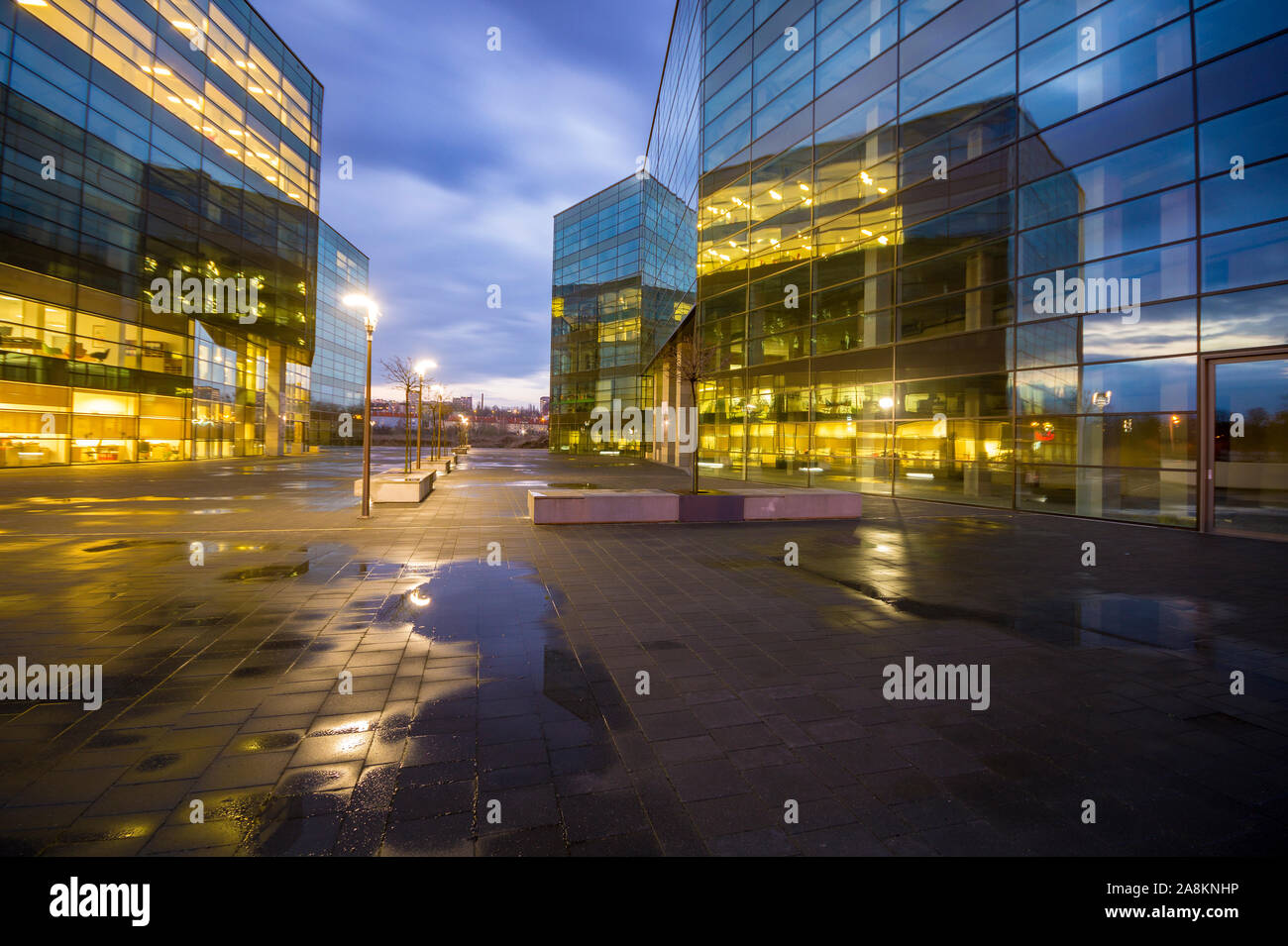 Ufficio edificio con facciata di vetro,ufficio moderno edificio di sera Foto Stock
