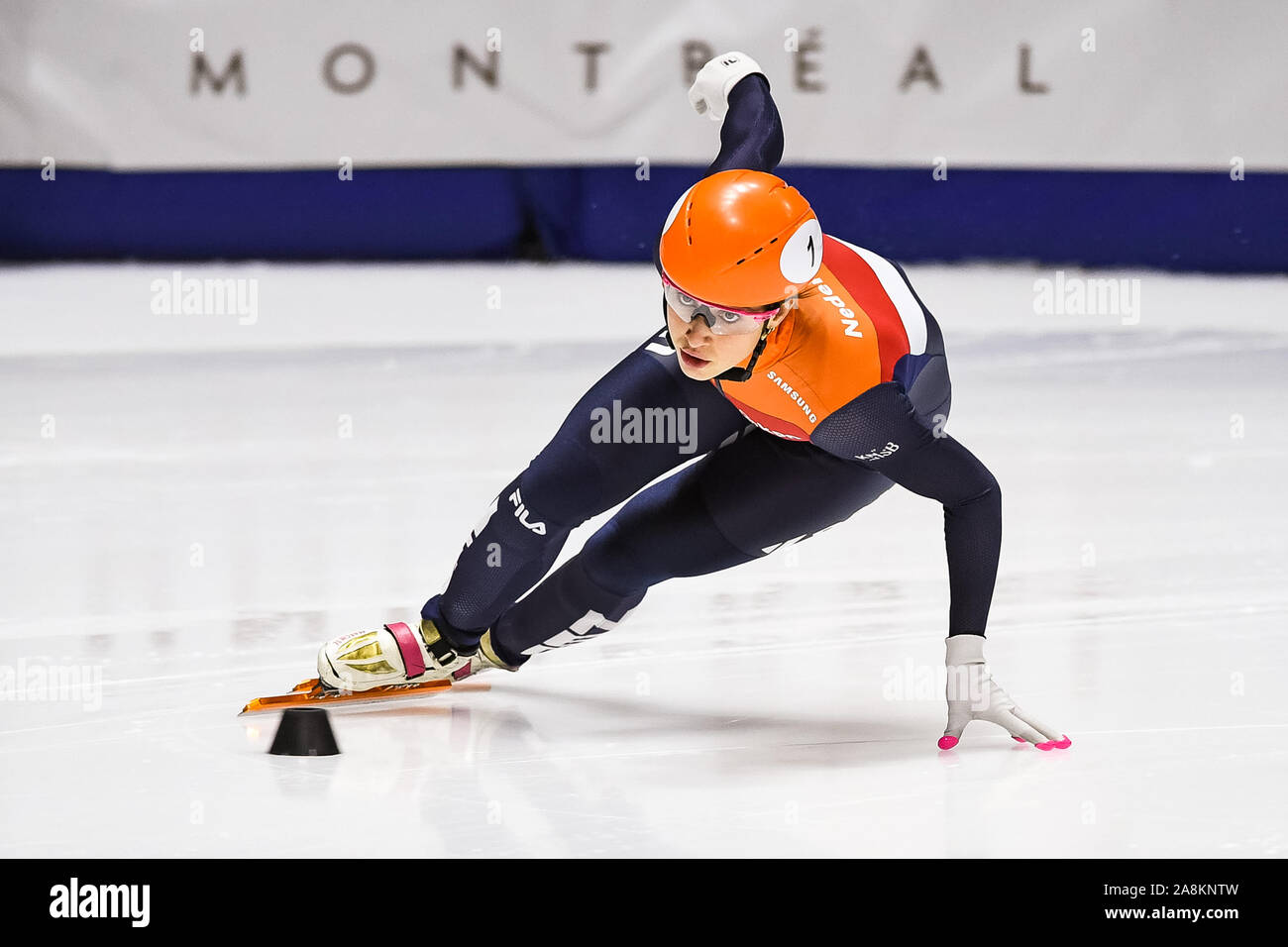 Montreal, Quebec. 09Nov, 2019. Cercare su Suzanne Schulting (NED) durante l'ISU WORLD CUP II a Maurice-Richard Arena di Montreal, in Quebec. David Kirouac/CSM/Alamy Live News Foto Stock