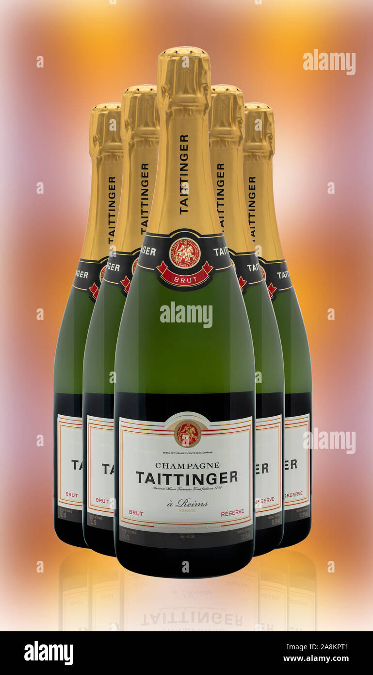 SWINDON, Regno Unito - 9 Novembre 2019: cinque bottiglie di Taittinger Brut Champagne su uno sfondo bianco, Foto Stock