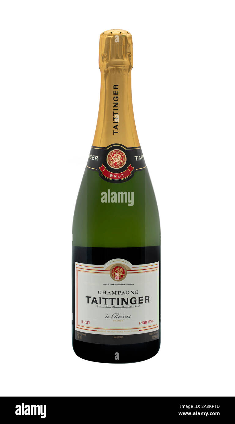 SWINDON, Regno Unito - 9 Novembre 2019: Bottiglia di Taittinger Brut Champagne ion uno sfondo bianco, Foto Stock