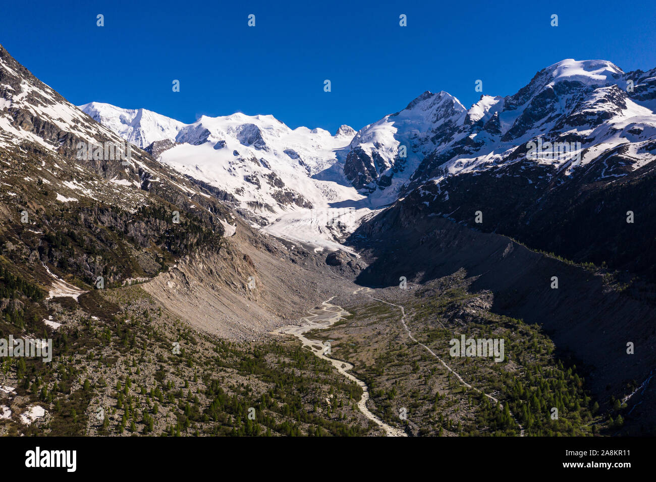 Incredibile vista aerea del Bernina in montagna e sul ghiacciaio, che la fusione è veloce, nelle alpi nel Grigioni in Svizzera Foto Stock