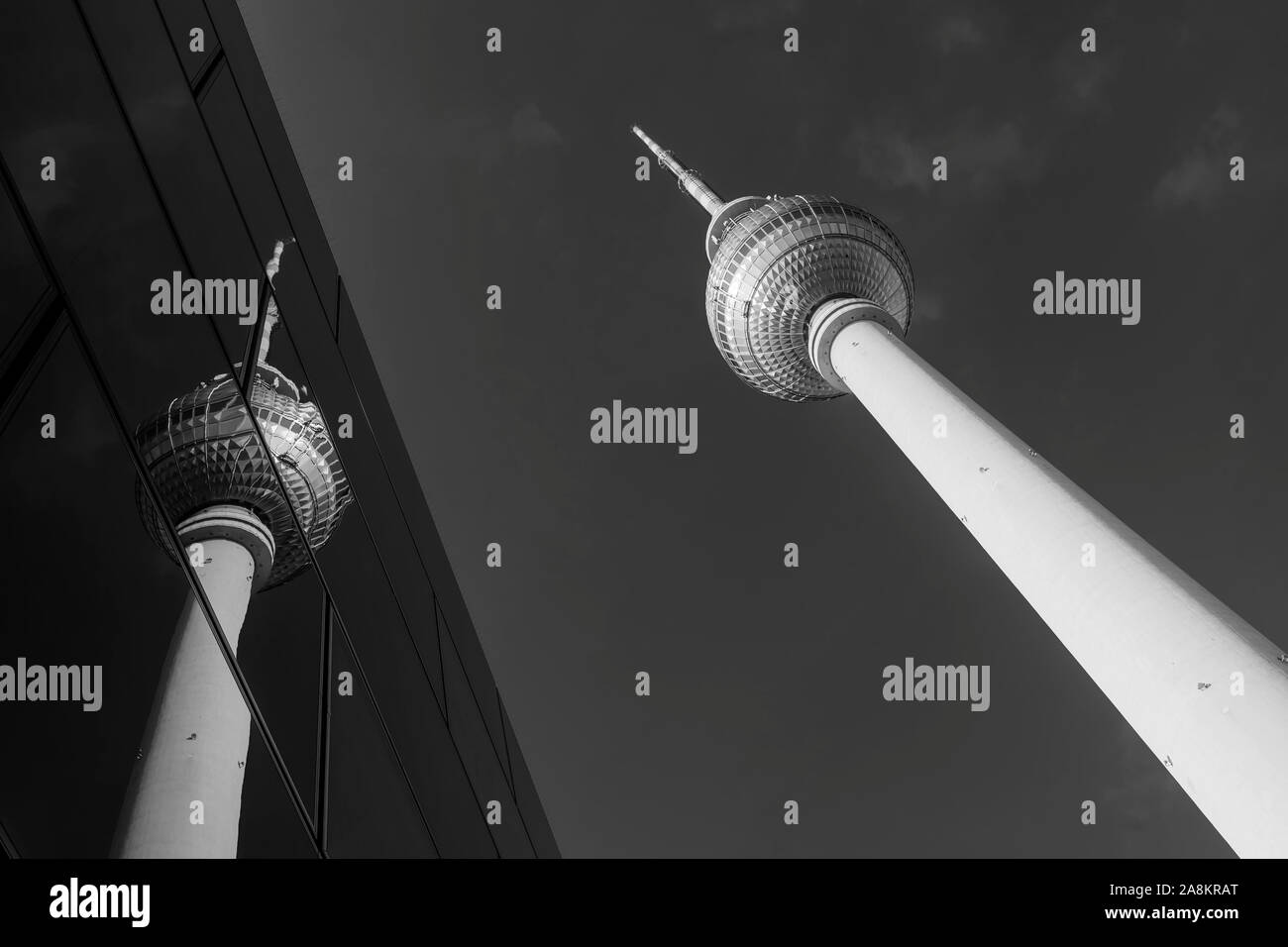 Visualizzazione bianco e nero di belle riflessioni urbano nel centro della città di Berlino, Germania, con un dettaglio della torre della tv chiamato Fernsehturm Foto Stock
