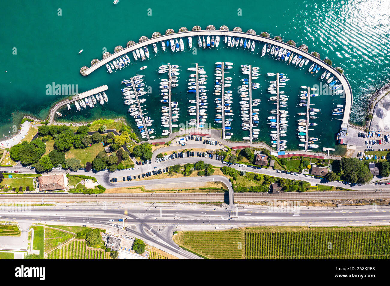 Vista dall'alto in basso di un porto turistico nel famoso vigneto di Lavaux vicino a Vevey nel Cantone di Vaud in Svizzera Foto Stock