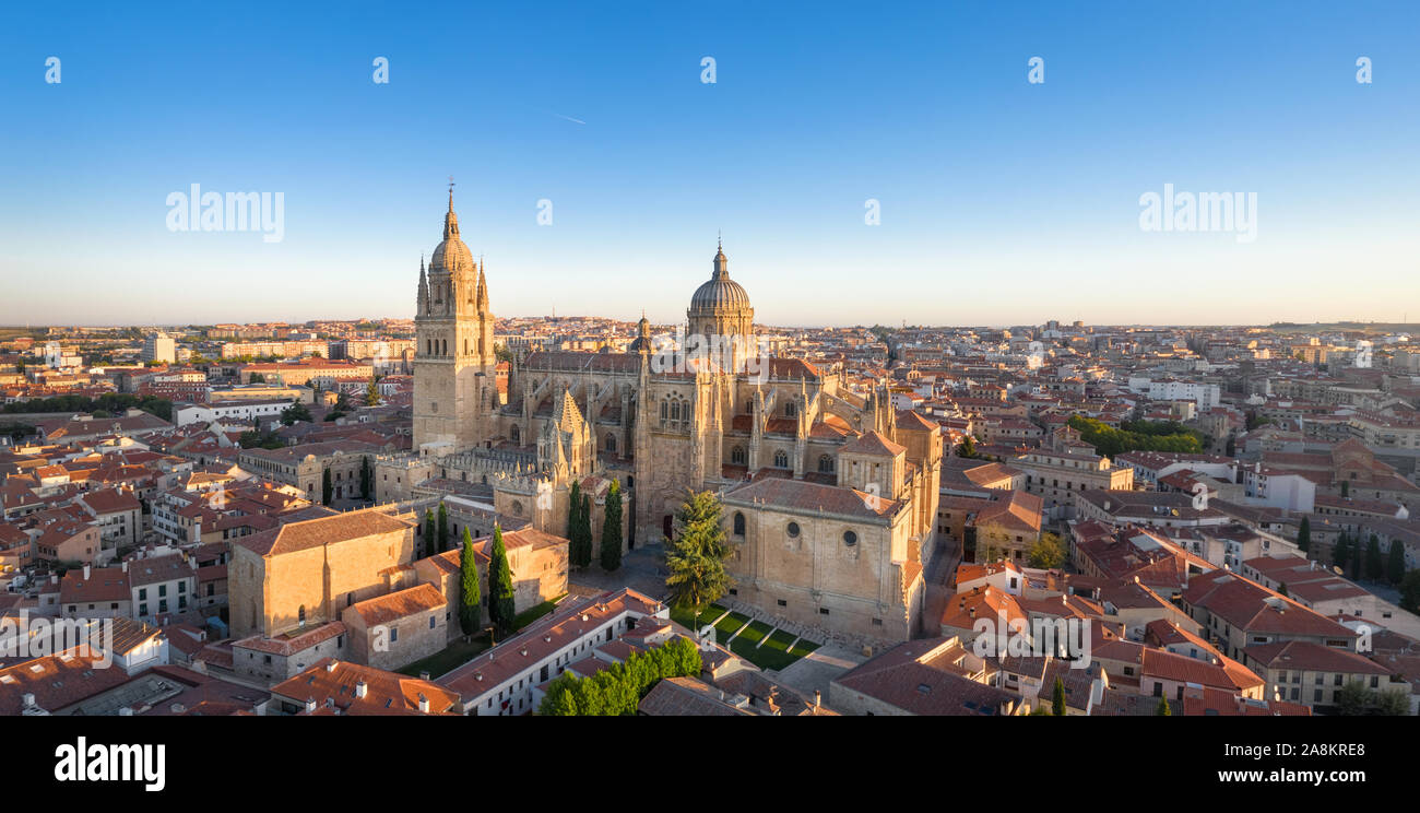 Antenna panoramica cityscape di Salamanca, Spagna Con la costruzione della nuova Cattedrale su sunrise Foto Stock