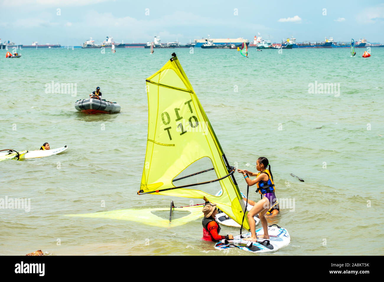 Uomo e donna windsurf in laguna mare Foto Stock