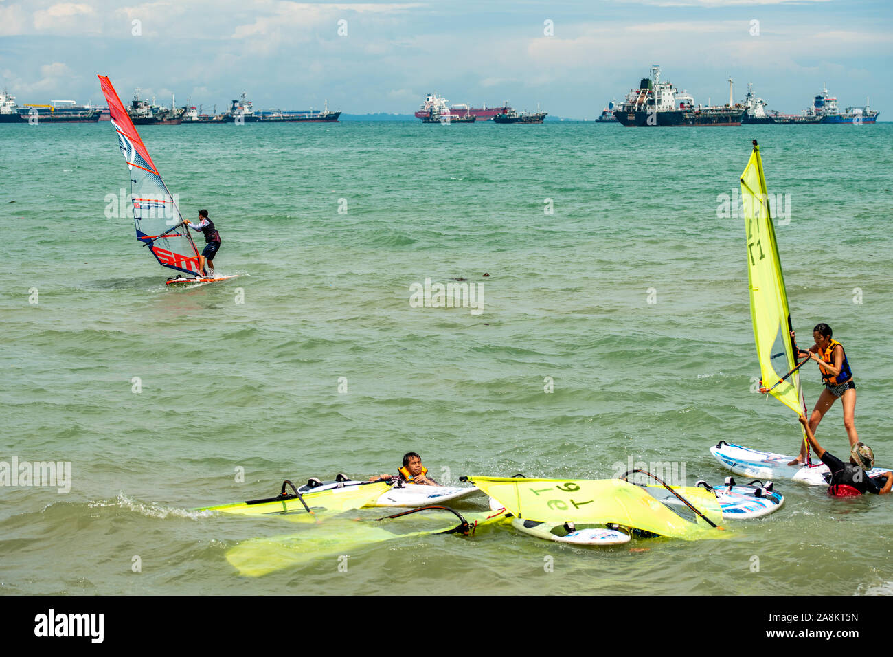 Uomo e donna windsurf in laguna mare Foto Stock