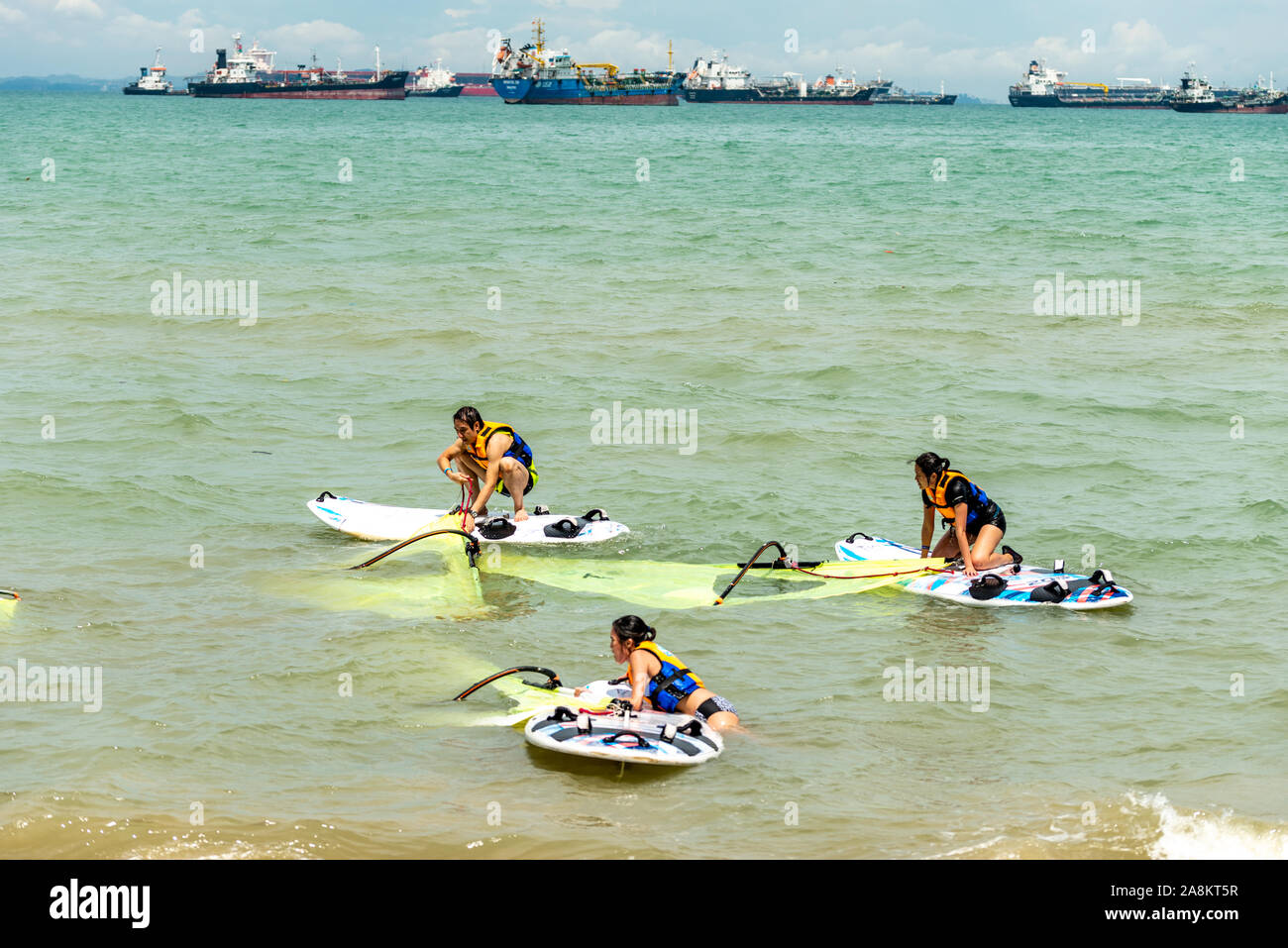 Uomo e donna windsurf in laguna mare Foto Stock