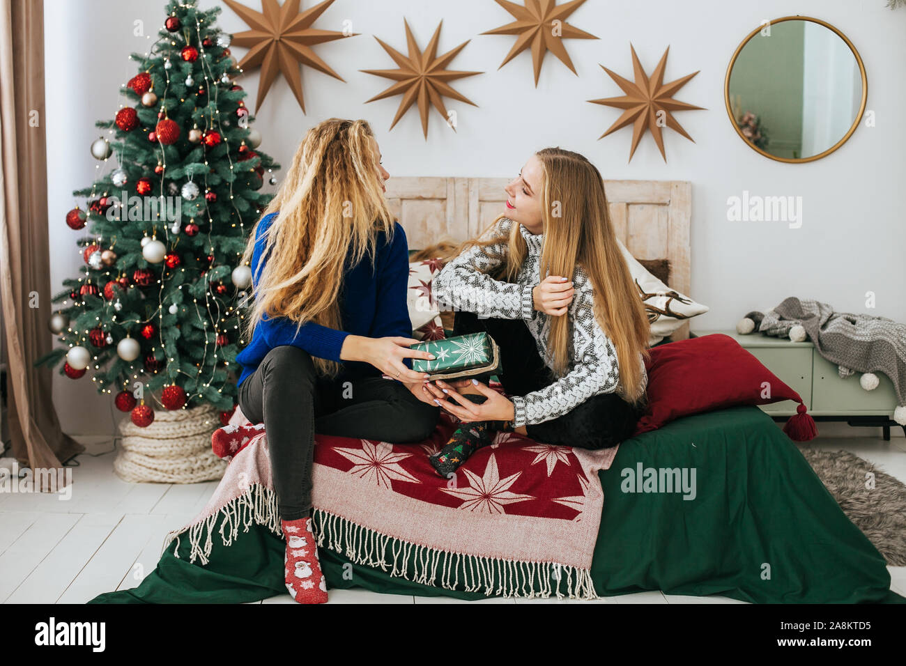Due giovani belle donne bionda celebrare il Natale Foto Stock