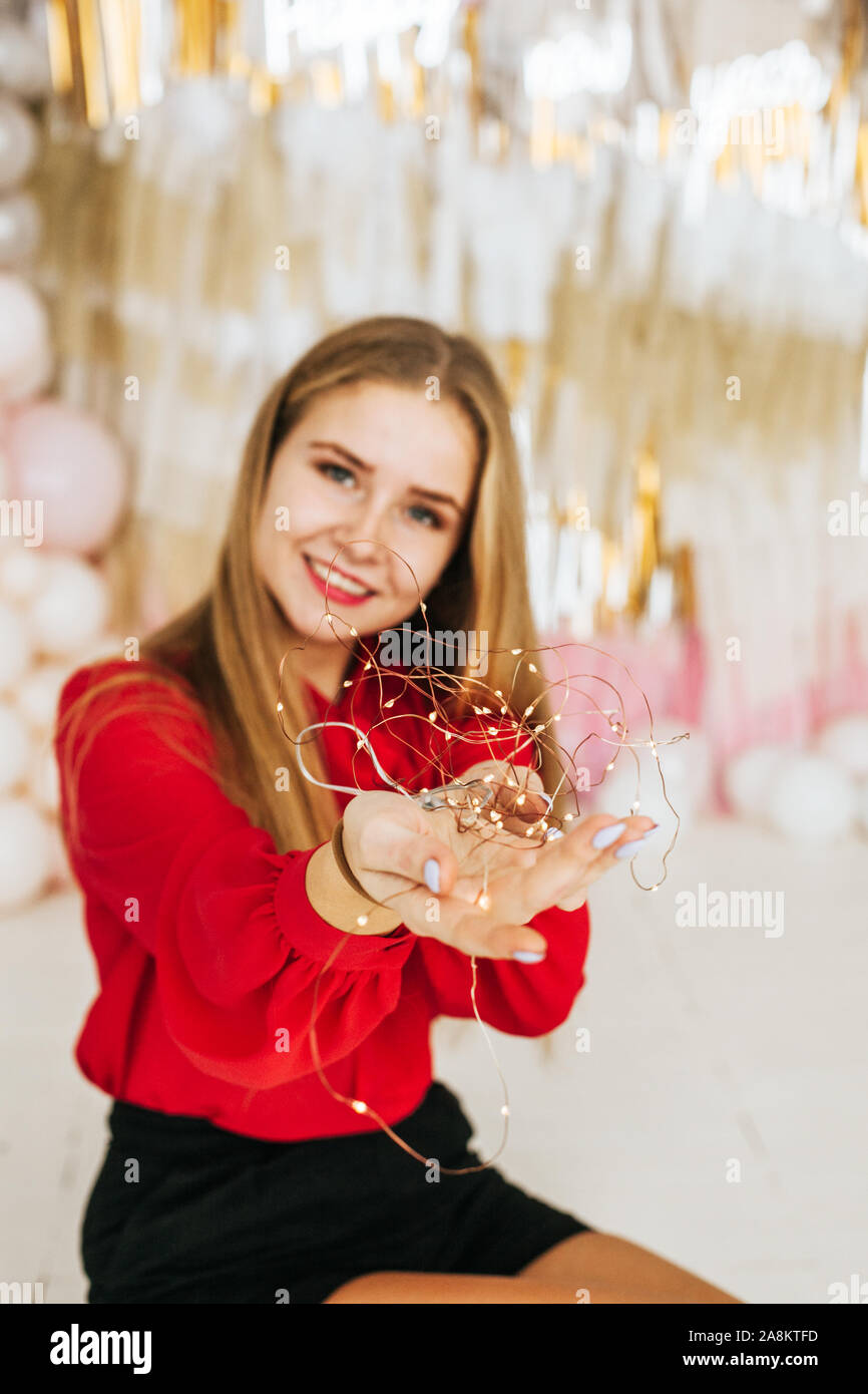 Bella donna in un accogliente atmosfera natalizia stock photo Foto Stock