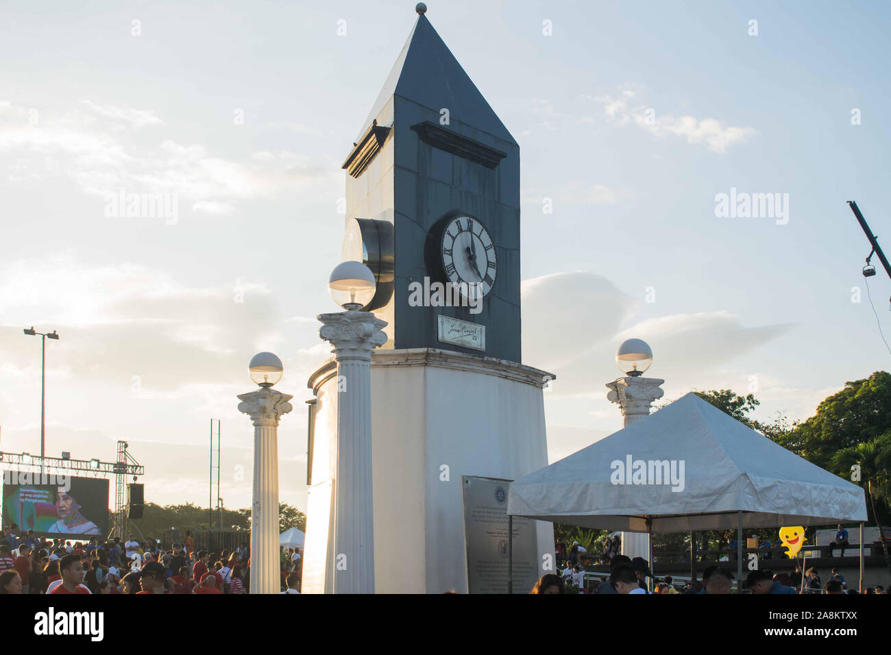 26 NOV. 2019-Manila Filippine : enorme folla al Centennial struttura di orologio a Manila nelle Filippine. Foto Stock