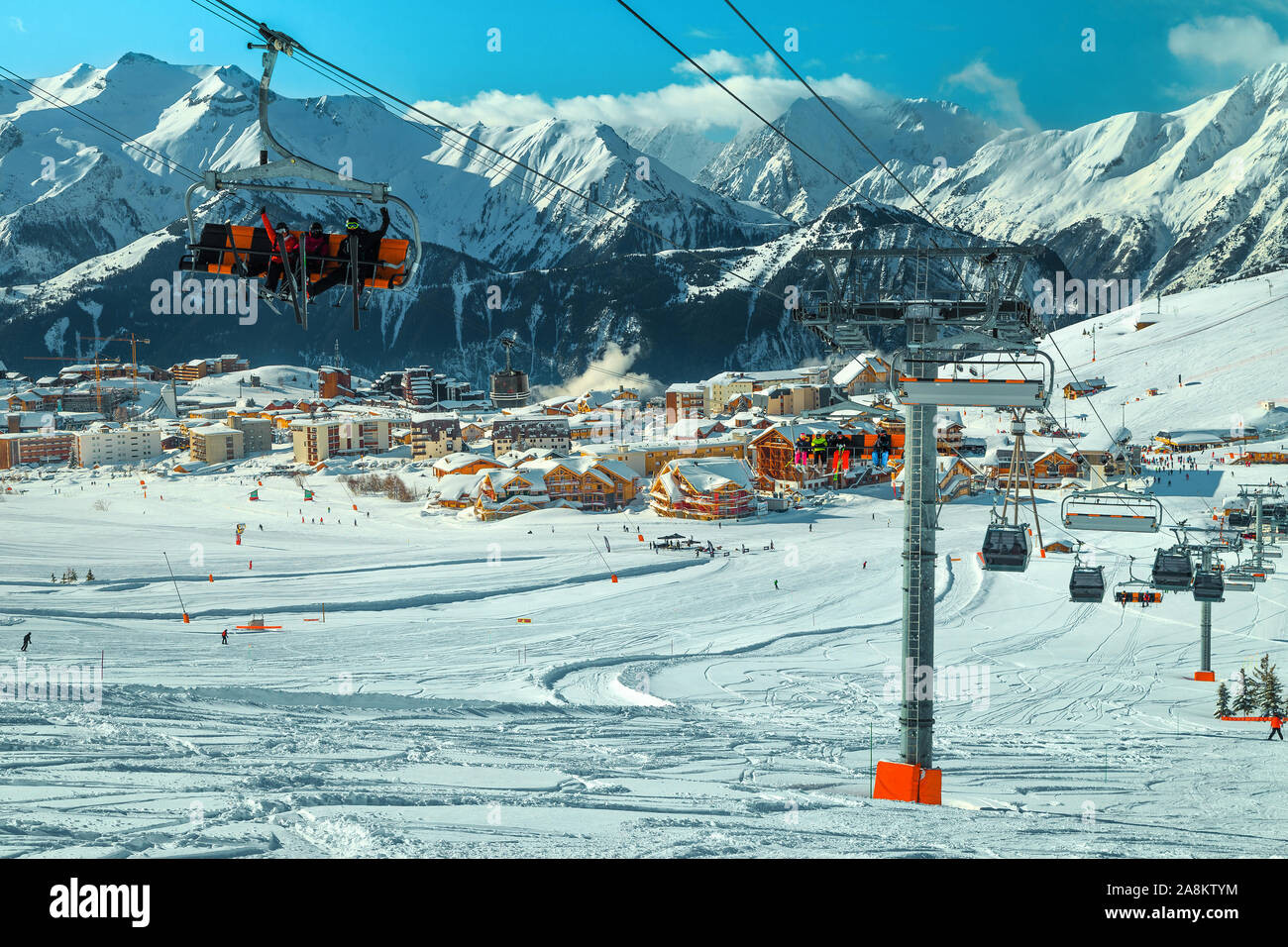 Incredibile inverno alpino località sciistica nelle Alpi francesi. Incredibile paesaggio urbano con impianti di risalita, funivie e fantastiche piste da sci in montagna, Alpe d Huez, Foto Stock