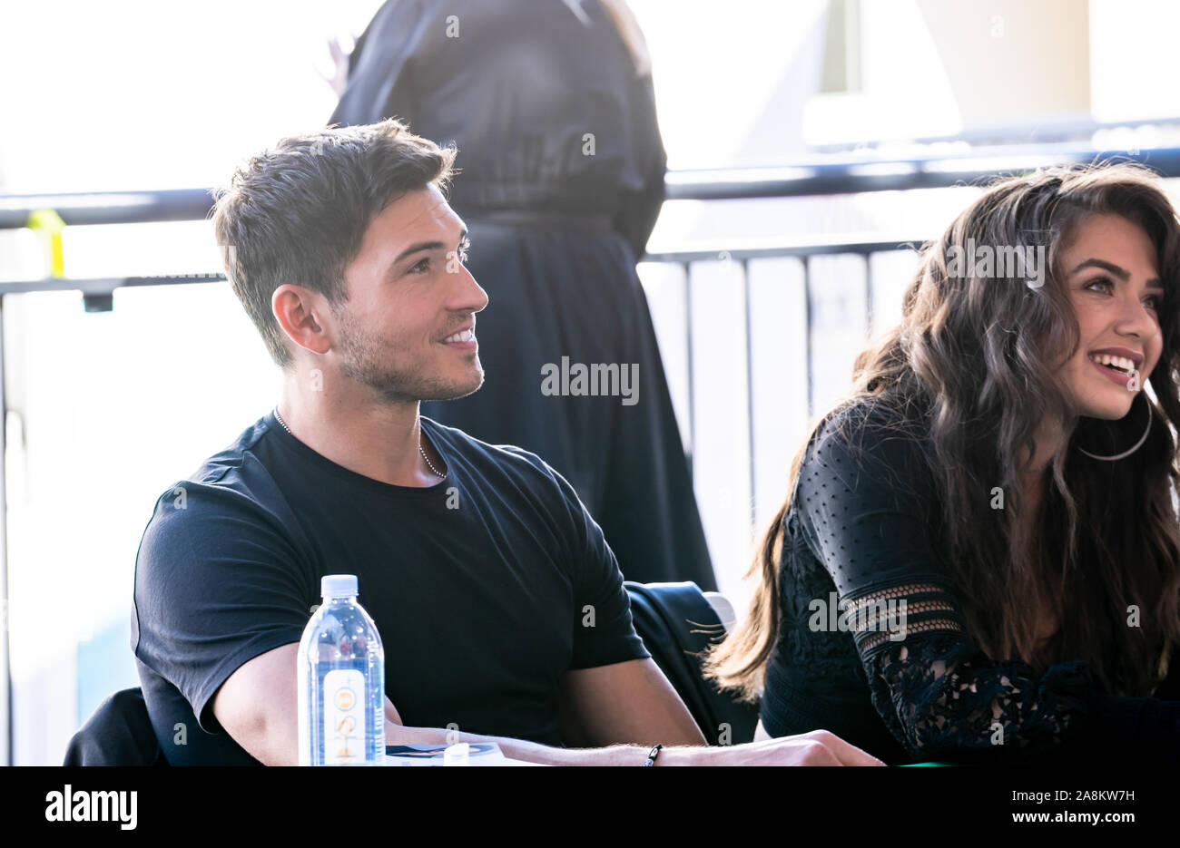 Robert Scott Wilson e Victoria Konefal ai giorni della nostra vita apprezzamento della ventola di giorno a Citywalk a Los Angeles, CA il 9 novembre 2019 Foto Stock