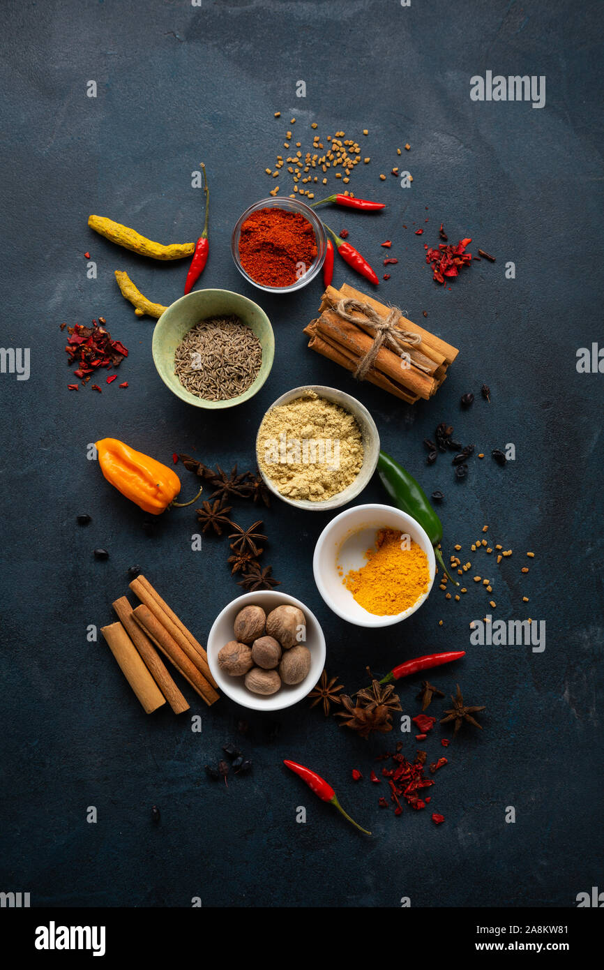 Cibo scuro dello sfondo con spice Foto Stock