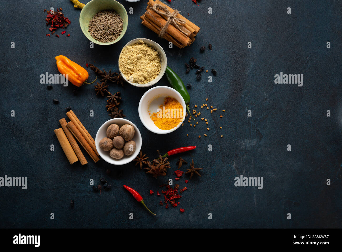 Cibo scuro dello sfondo con spezie vista superiore Foto Stock